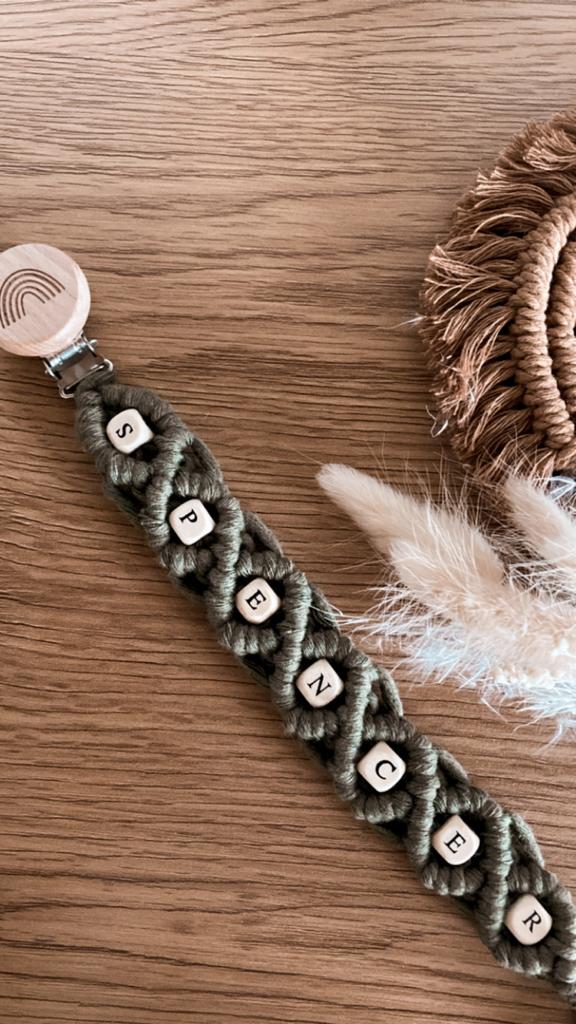 Impressionen_makralyn_makramee_makrameeliebe_nuggikette_pacifier_clip_holz_knüpfen_selfmade_newborn_geschenk_personal
